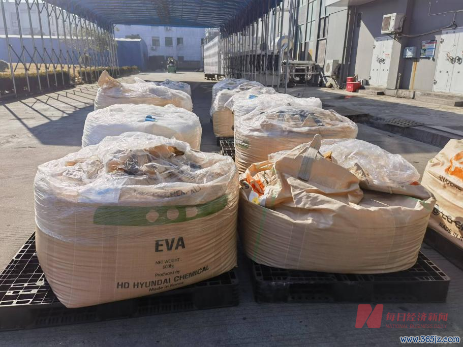 工东说念主正在搬运的EVA物料 图片开头：每经记者 黄鑫磊 摄